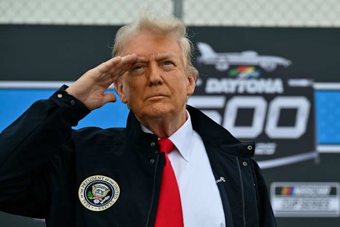 Trump woont de Daytona 500 bij en zegt dat de geest van NASCAR 'Amerika's gouden eeuw zal voeden'