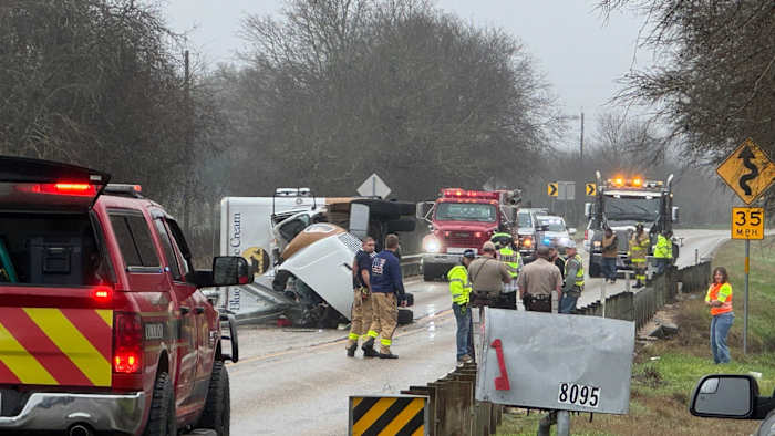 Verkeersalarm: Fatale crash met Blue Bell Truck Sluit een deel van FM 467 af, zegt Sheriff Guadalupe County County
