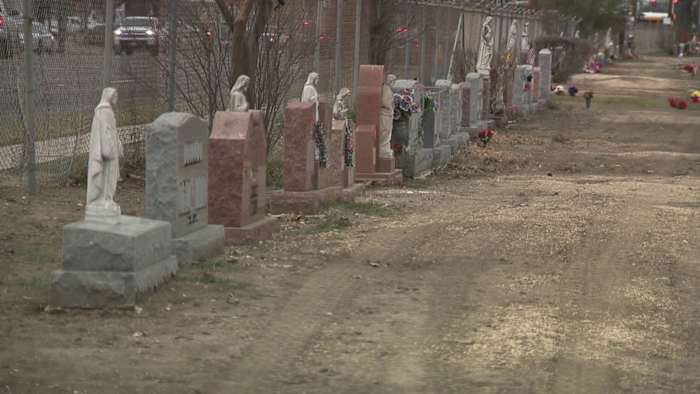 'Verwaarloosd en geschonden': bandensporen strekken zich uit over Graves op West Side Cemetery