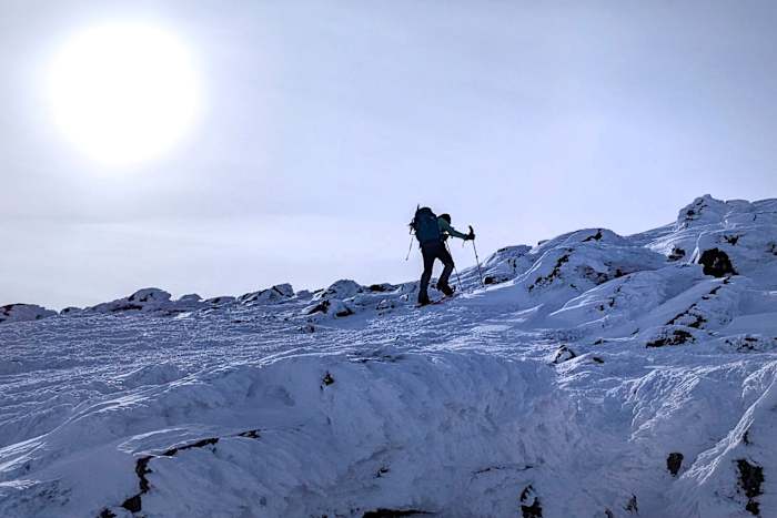 Vriezende wandelaars die vastzitten in taille-diepe sneeuw gered tijdens de Mount Washington Whiteout