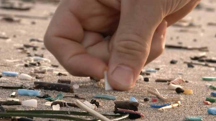 Wat gebeurt er als papier- of plastic producten worden weggegooid?