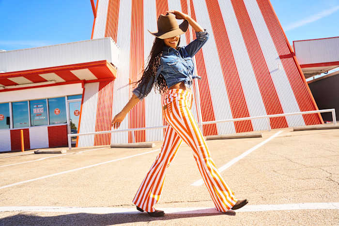 Whataburger collabs met Wrangler om kleding, accessoire -lijn te lanceren