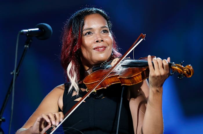 Zanger-musicus Rhiannon Giddens roept de Kennedy Center-show uit, onder vermelding van Trump Takeover