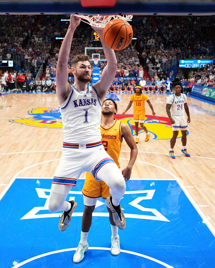 Zeke Mayo scoort 17 punten, nr. 16 Kansas verhoogt de verdediging en verslaat nr. 8 Iowa State, 69-52