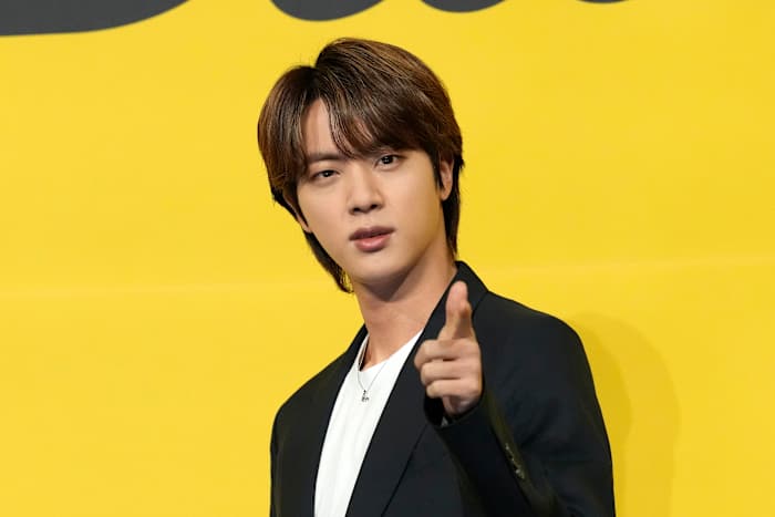 Zuid -Koreaanse politie roept de Japanse vrouw op voor het kussen van BTS -lid zonder toestemming