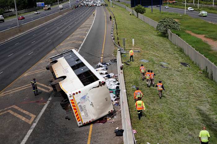12 doden, tientallen pijn doen terwijl een bus ten val gaat en passagiers worden gegooid op een snelweg in Zuid -Afrika