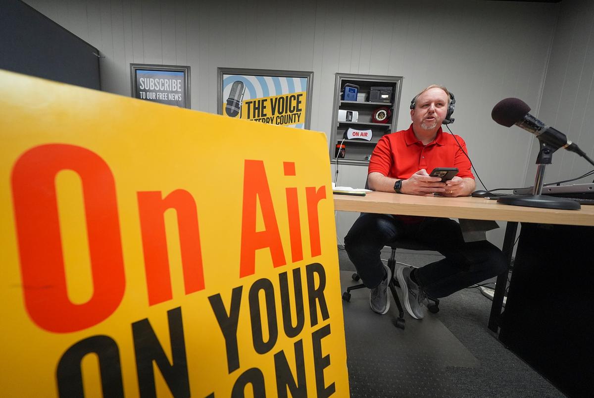 Eric Horton, burgemeester van Brownfield, Texas, voert dinsdag 25 februari 2025 een ochtendradioshow uit in Brownfield, Texas. (AP Photo/Julio Cortez)