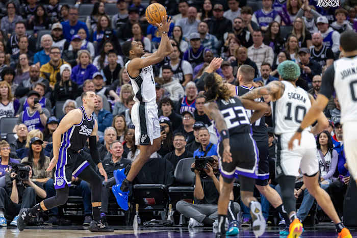 De'Aaron Fox worstelt in zijn eerste wedstrijd in Sacramento sinds hij werd verhandeld aan de Spurs