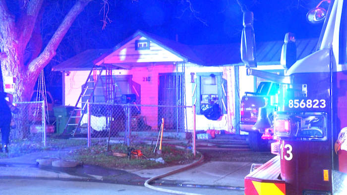 2 bewoners ontheemd na brand in East Side Home, zegt SAPD