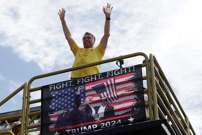 Aanhangers van Bolsonaro in Brazilië protesteren op het strand van Copacabana om hem te verdedigen na coup -aanklachten