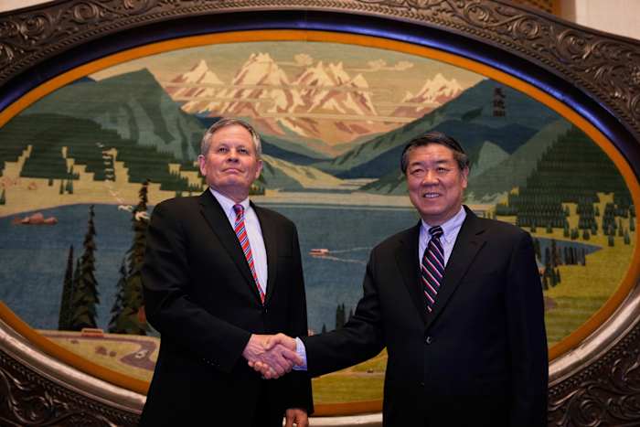 Amerikaanse senator en Trump -supporter Daines ontmoet Chinese vice -premier hij met warme beurzen