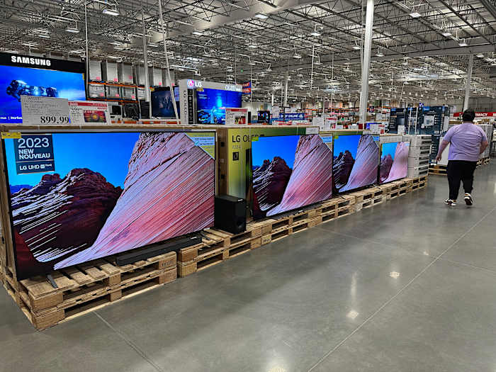 Amerikanen verhoogden vorige maand lauw uit, omdat de angst over de economie greep is