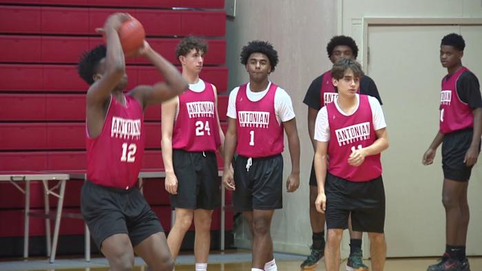 Antonische jongens- en meisjesbasketbalteams klaar voor de halve finale van de staat