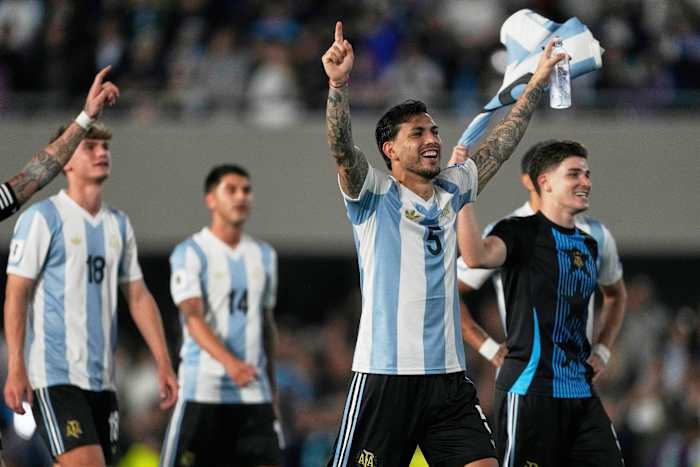 Argentinië beveiligt een Wereldbekerplek en viert deze vervolgens met een 4-1 overwinning op het aartsrivaal Brazilië