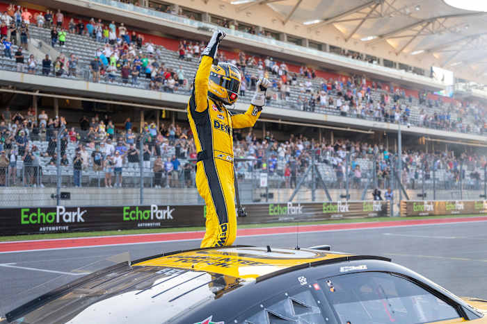 Bell maakt late lading voor lead en houdt Byron af in COTA voor de 2e rechte NASCAR -overwinning