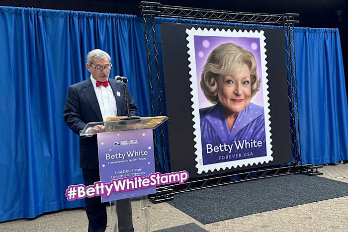 Betty White, Golden Girl van TV, gevierd tijdens de postzegelceremonie in Los Angeles