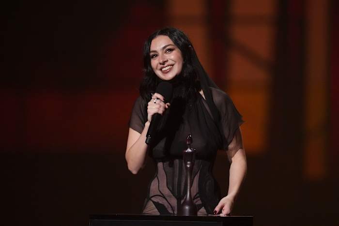 'Brat Reign van Charli XCX gaat verder, terwijl ze de dekken opruimt bij Brit Awards