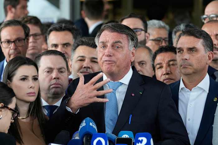 Brazilië ex-president Bolsonaro stelt terecht over een vermeend staatsgreepplan. Dit is wat er daarna gebeurt