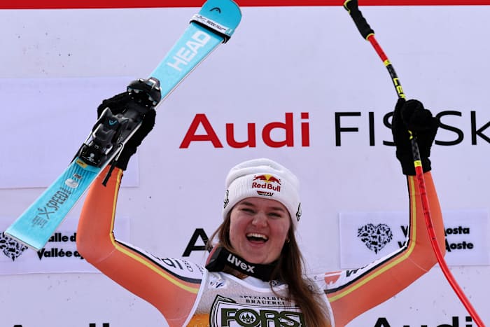 Brignone sluit de kloof af van super-G-leider Gut-Behrami in race gewonnen door Duitse Aicher