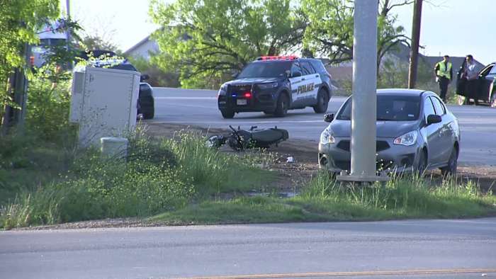 Bromfietsdriver in kritieke toestand na crash met 18-wieler aan de oostkant, zegt SAPD