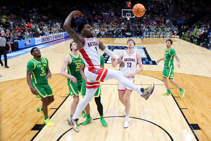 Caleb Love leidt Arizona voorbij Oregon 87-83 om een ​​confrontatie op te zetten met Duke in maart Madness