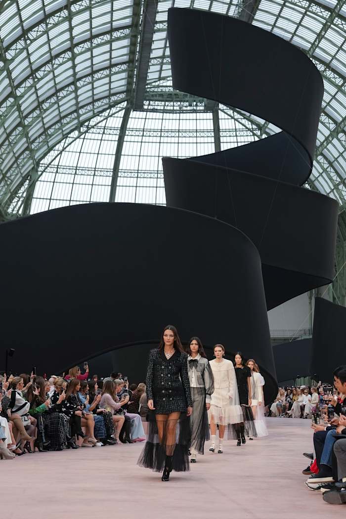 Chanel organiseert een grote boog voor de toekomst, terwijl Naomi Campbell spreekt over de erfenis van diversiteit
