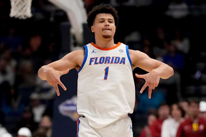 Clayton scoort 22 als nr. 4 Florida Beats No. 5 Alabama 104-82 in Sec Semis