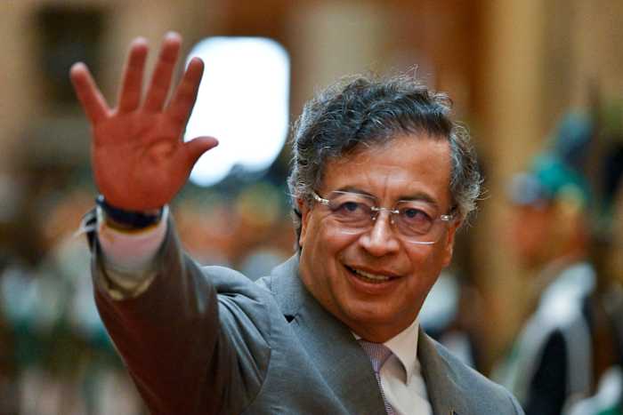 Colombiaanse president wil drugsgeweld verminderen en rebellen verzwakken door van boeren te betalen om van gewassen te wisselen