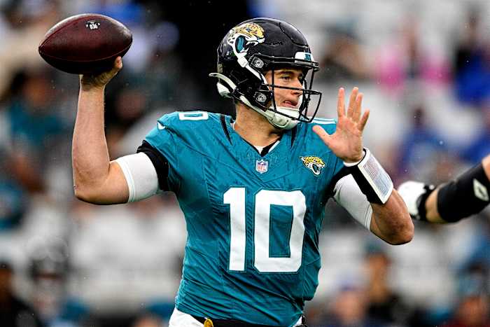 De 49ers komen overeen met een 2-jarig contract met QB Mac Jones, zegt AP Source