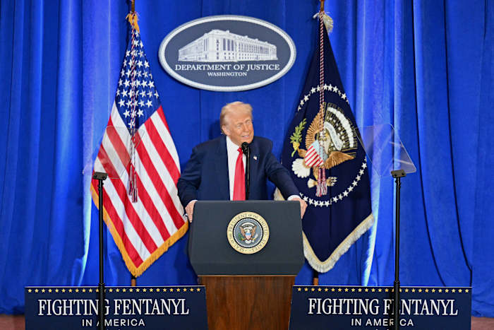 De Alien Enemies Act: wat te weten over een wet uit 1798 die Trump heeft aangeroepen voor deportaties