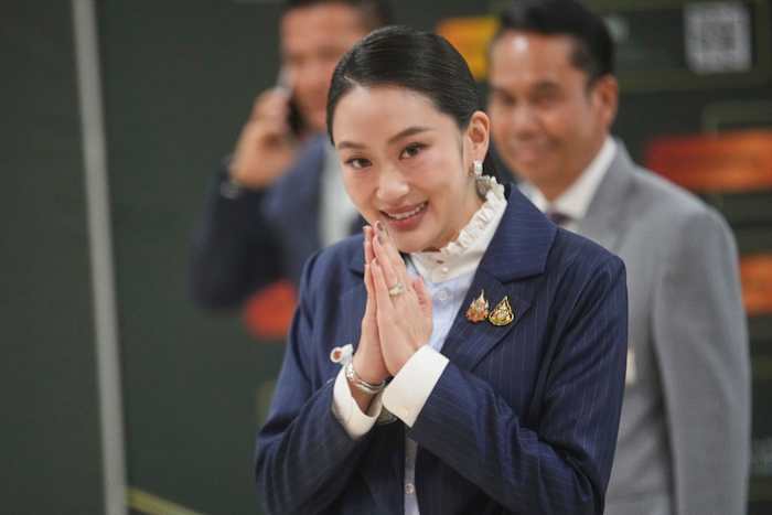 De Thaise premier overleeft een uitdaging van rivalen die zeggen dat haar vader de snaren trekt