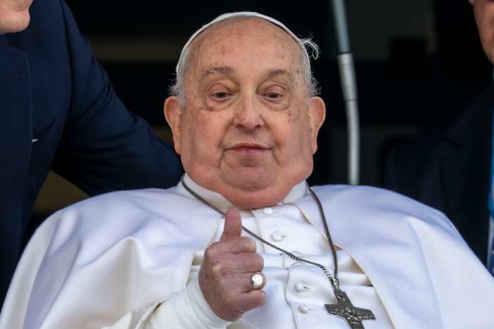 De artsen van paus Franciscus overwegen om de behandeling te stoppen om 'hem te laten gaan' na een ernstige ademrisis
