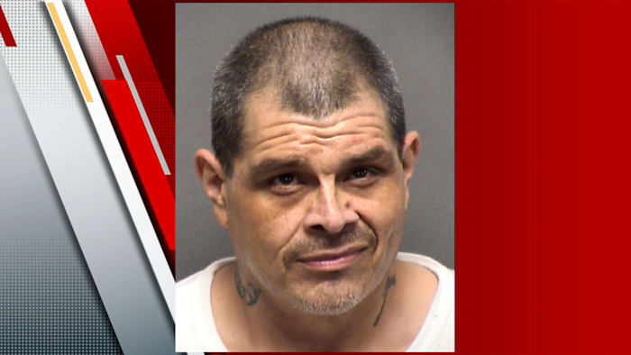 De gebouwde man, veroorzaakt illegale explosieve apparaten op onroerend goed in de woonwijk, zeggen de ambtenaren van de provincie Bexar