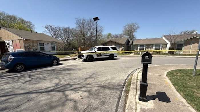 De mens gevonden in de auto in het noordoosten van Bexar County sterft in het ziekenhuis, zegt BCSO