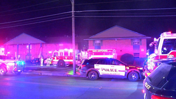 De mens zou naar verluidt in brand gestoken in het appartement, sluit de vrouw binnen na argumentatie, zegt Safd