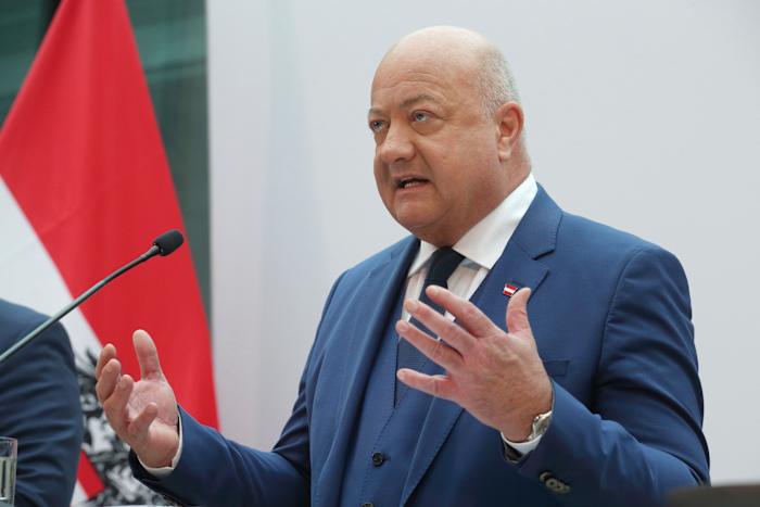 De nieuwe regering van Oostenrijk komt aantasting na een record van 5 maanden wachten