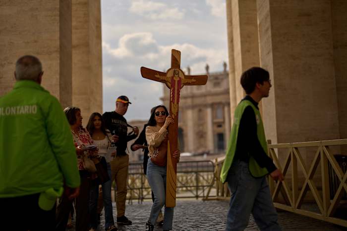De paus heeft nu 3 weken in het ziekenhuis gevochten met dubbele longontsteking. Hoe serieus is dat?