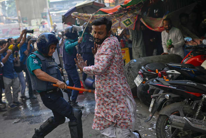 De politie in Bangladesh gebruikt knuppels en traangas om de rally te verspreiden door een verboden islamistische groep