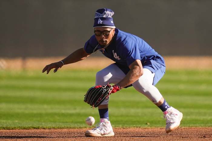 Dodgers -ster Mookie Betts speelt niet in 2 reguliere seizoenswedstrijden vs. Cubs in Tokio vanwege ziekte
