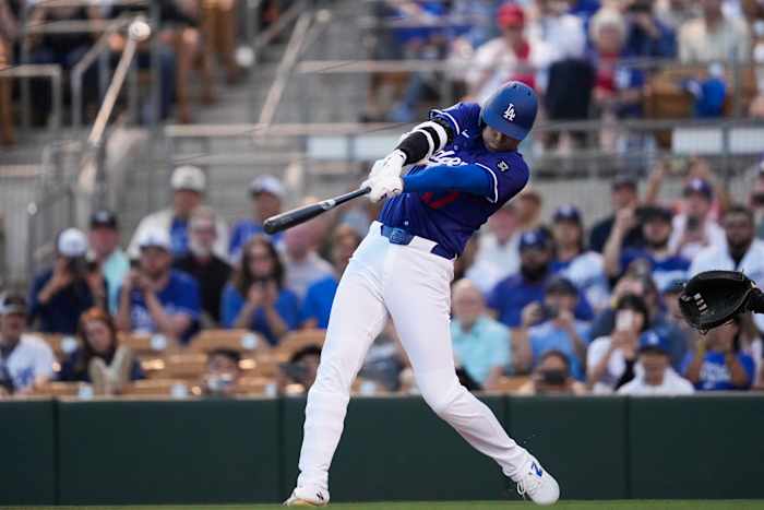Dodgers-ster Shohei Ohtani raakt HR in de 1e lente at-bat na een offseason schouderoperatie