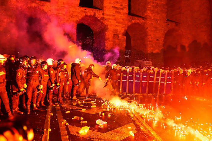 Duizenden rally in Istanbul als Erdogan geeft een waarschuwing voor protesten over de arrestatie van de burgemeester