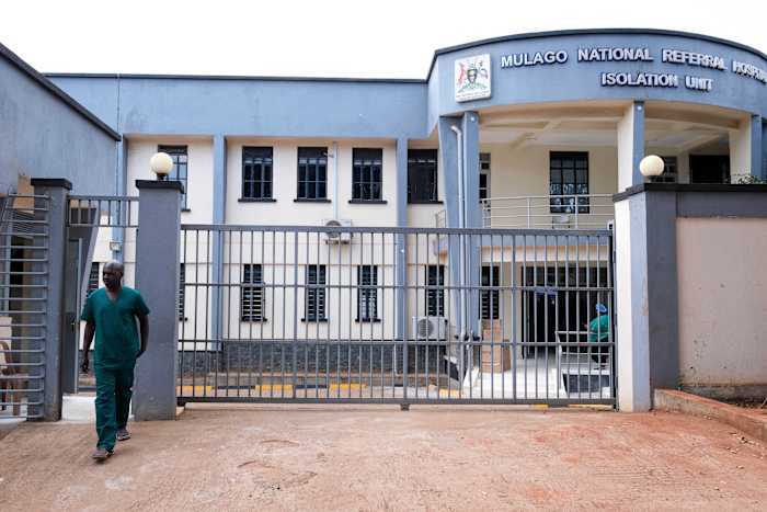 Ebola -gevallen in Oeganda stijgen tot 14 terwijl er een nieuwe cluster ontstaat, waardoor gezondheidswerkers een uitdaging vormen