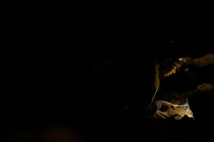 Een Okinawan Bone Digger zoekt overblijfselen van een van de felste veldslagen van de Tweede Wereldoorlog