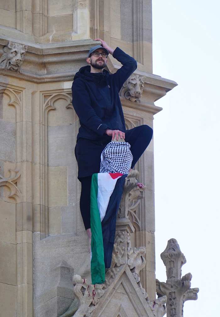 Een man met een Palestijnse vlag die de Big Ben Tower van Londen heeft beklommen, wordt gearresteerd