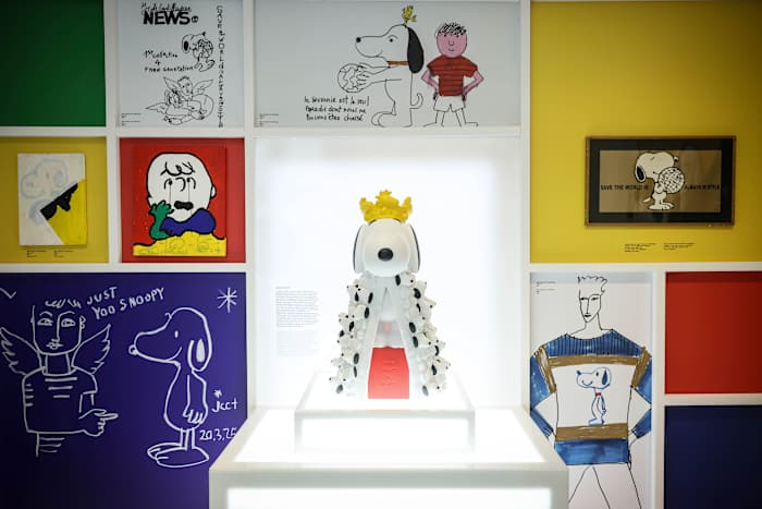 Een nieuwe tentoonstelling in Parijs viert de stijl van Snoopy voor zijn 75e verjaardag