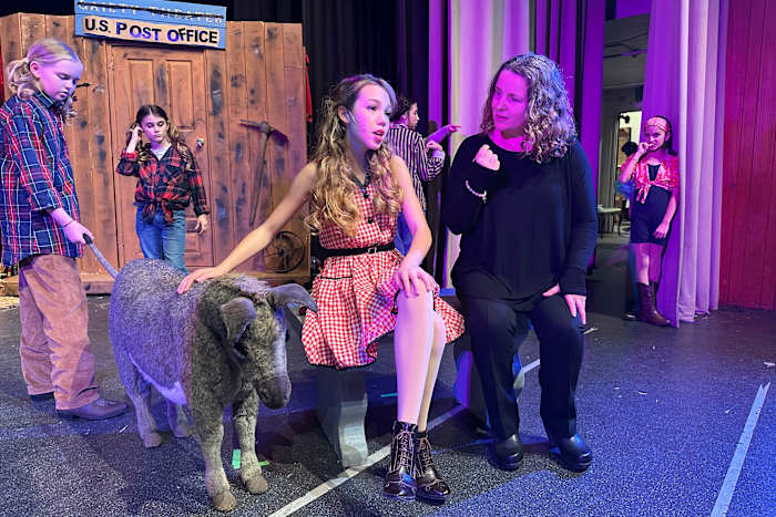 Een productie van jeugdtheater komt voort uit de Ashes of the Los Angeles Fires