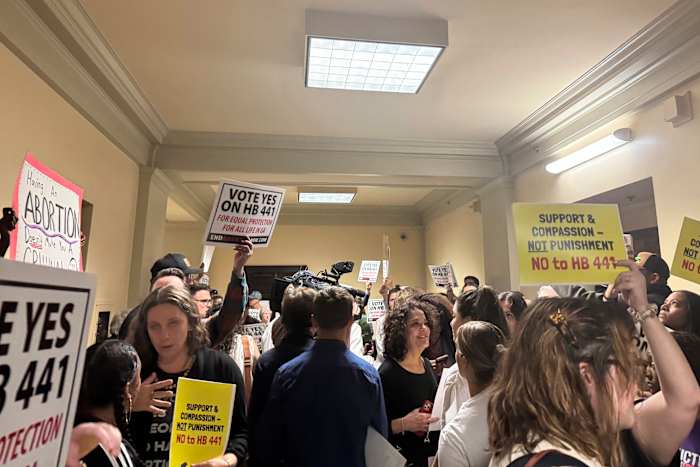 Een wetsvoorstel dat een bijna totale abortusverbod voorstelt, veroorzaakt een opschudding in het Capitol van Georgië