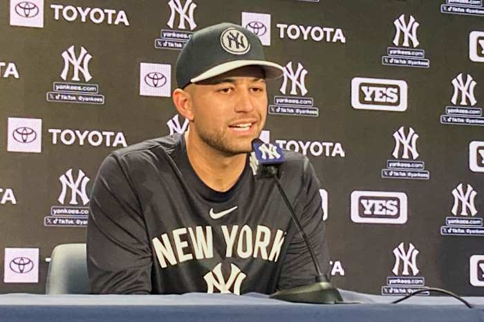 Eens een bestuurder voor het aandeel van de rit, JC Escarra neemt een Uber naar Yankee Stadium voor zijn eerste wedstrijd in MLB