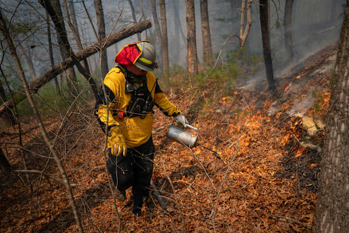 Eerst regen en vervolgens vuurjagers uit hun huizen in Noord- en South Carolina