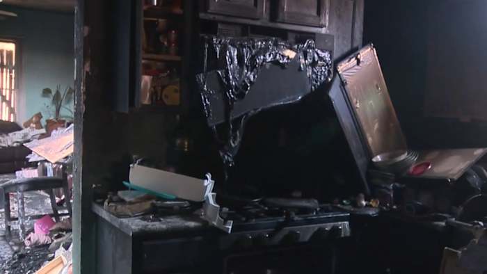'Everything Is Gone': Family Home Destayed Na Fire verspreidde zich door San Antonio Street